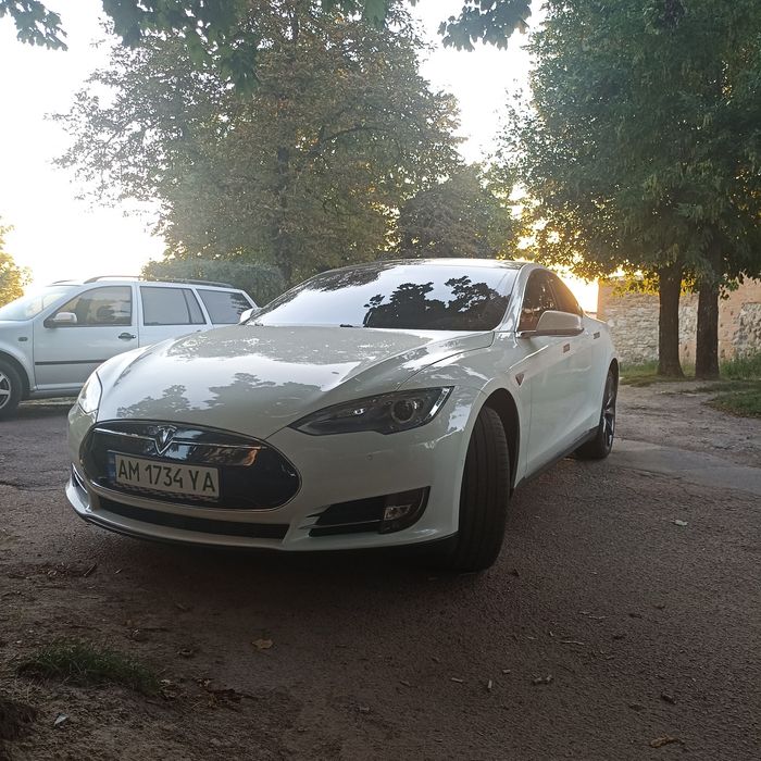Tesla Model s85d