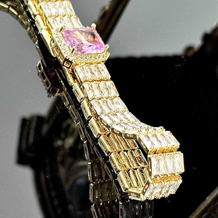 Bransoletka z Cyrkoniami i różowym Topazem, pochodzi z Londynu