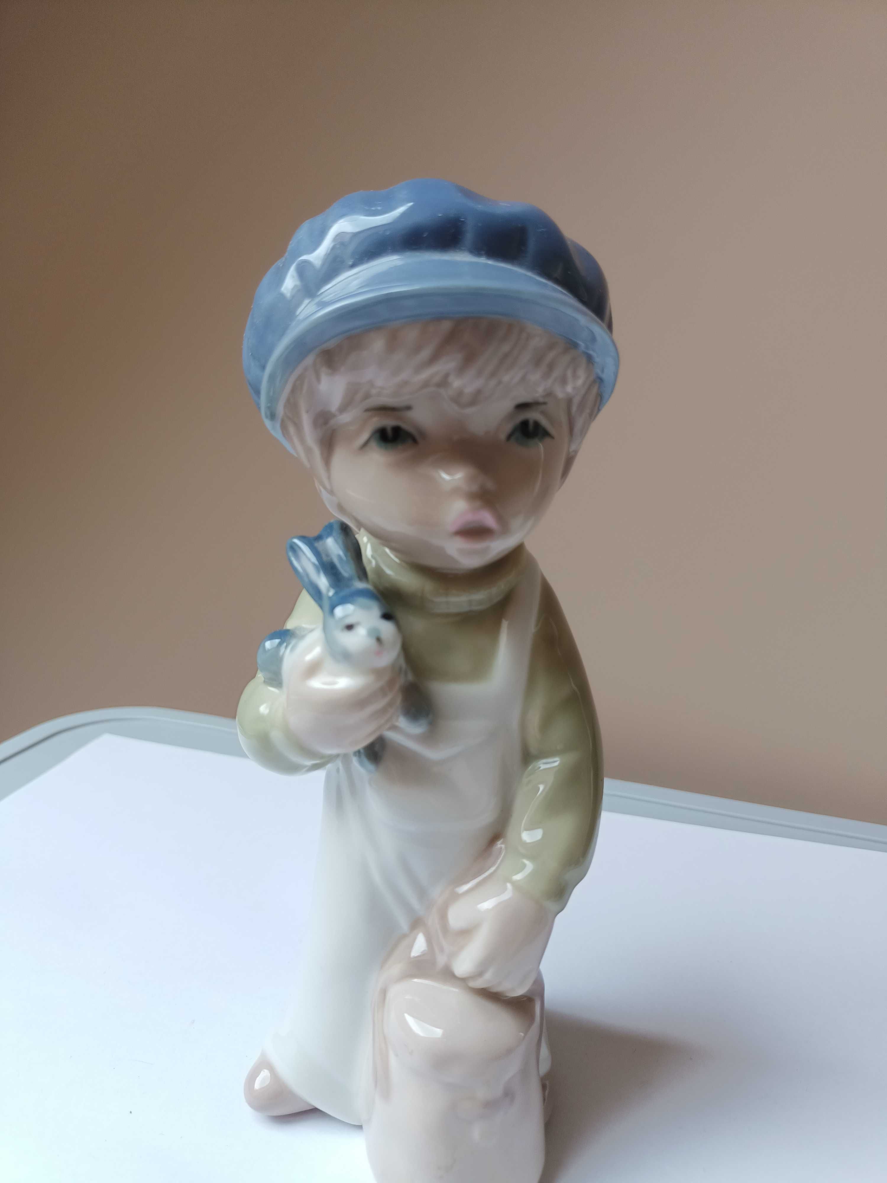 Figurka porcelana Casades Spalin chłopiec z krótkiem syg.