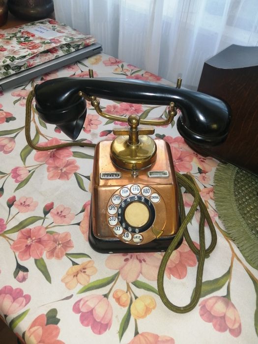 Telefon. Stary. Antyk. Piękny.