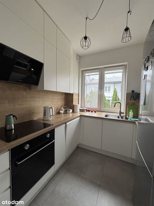 Dwupoziomowy segment z ogródkiem, garażem, fotowoltaiką oraz poddaszem