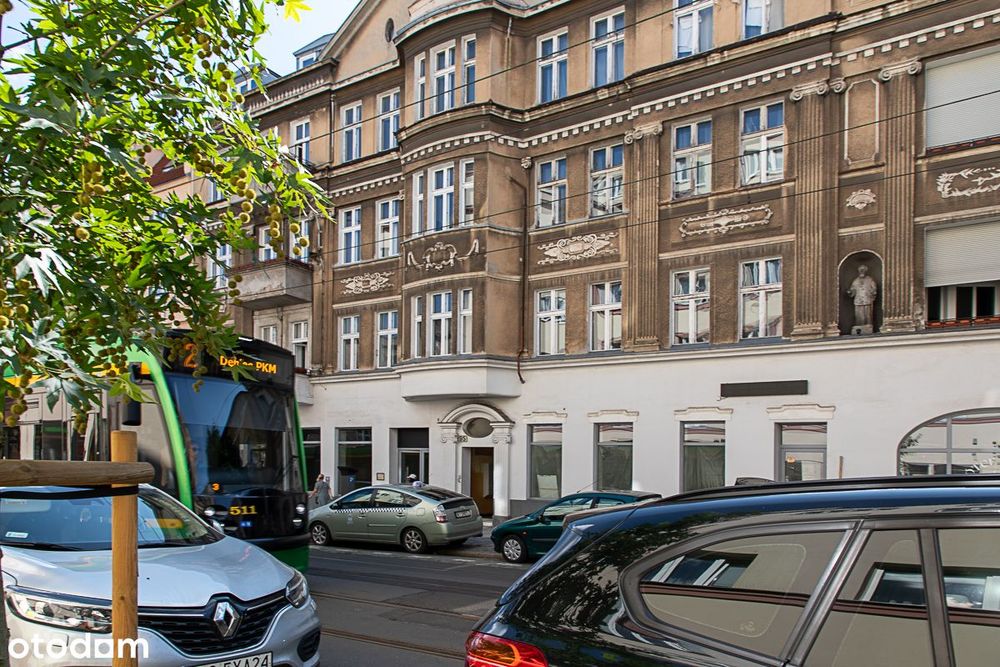 Lokal na parterze z dużymi witrynami w zabytkowej kamienicy + ogródek