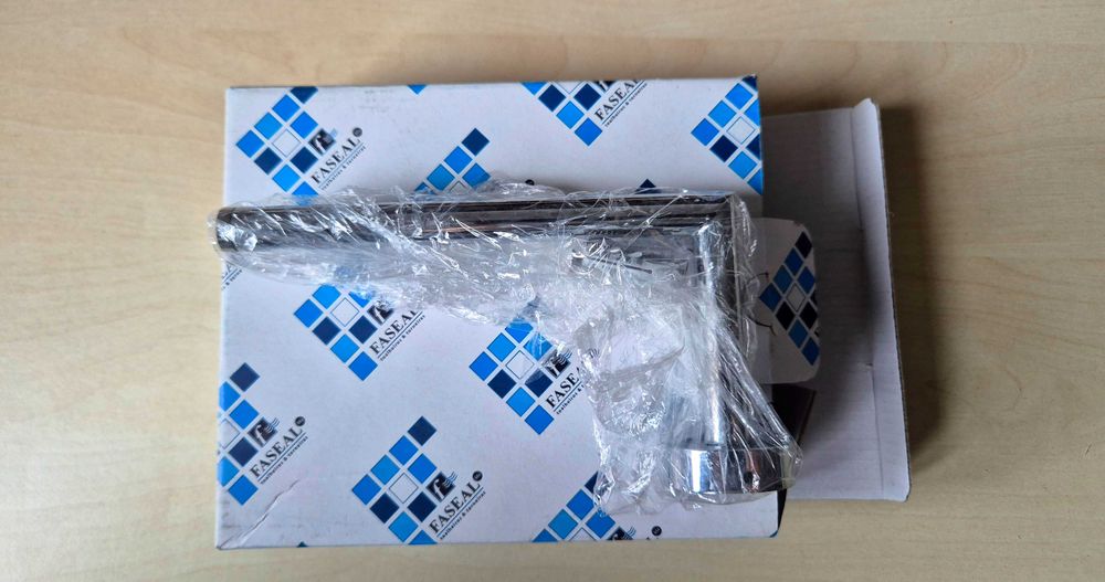 Conjunto de dois Toalheiros e um Porta Rolos Cromados marca Faseal