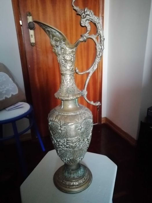 Jarro de latão antigo