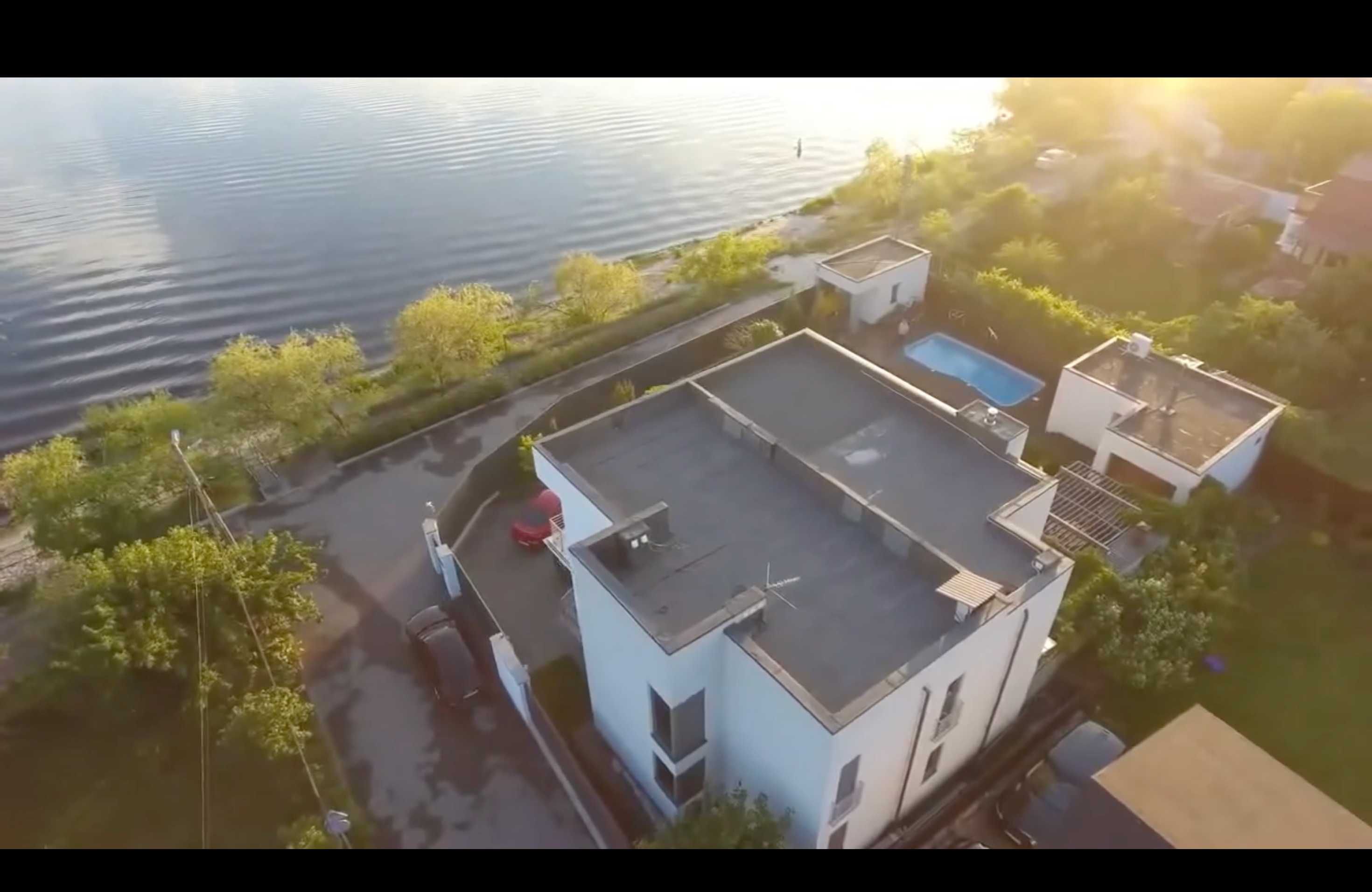 Сучасный будинок на першої лінії Дніпра в Київі