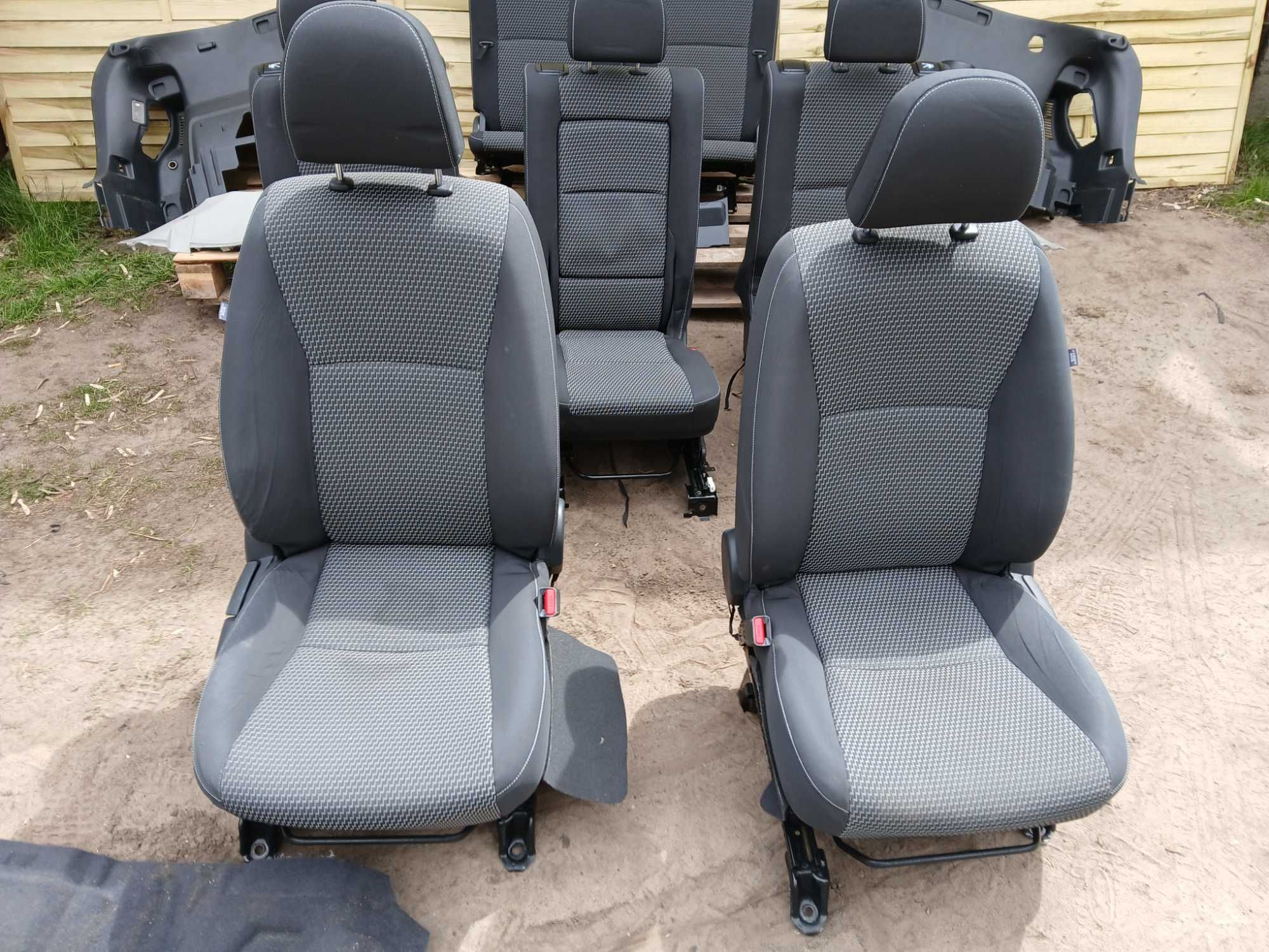 Fotele siedzenia 7 osob przekladka van pasy itp Toyota Verso 09-18