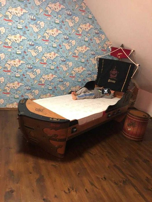 Łóżko Cilek w kształcie pirackiego statku z masztem.