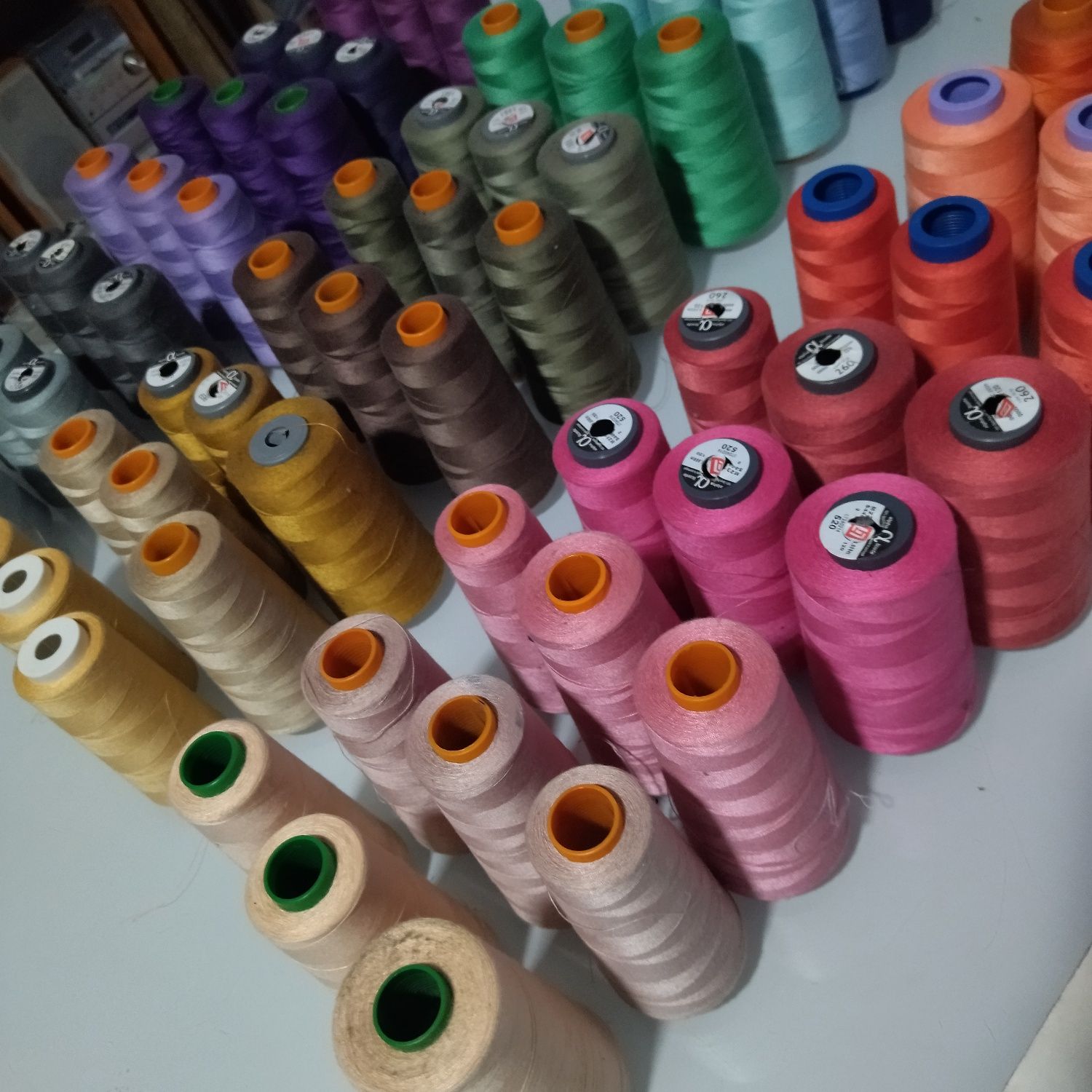 78 cones de linhas de costura