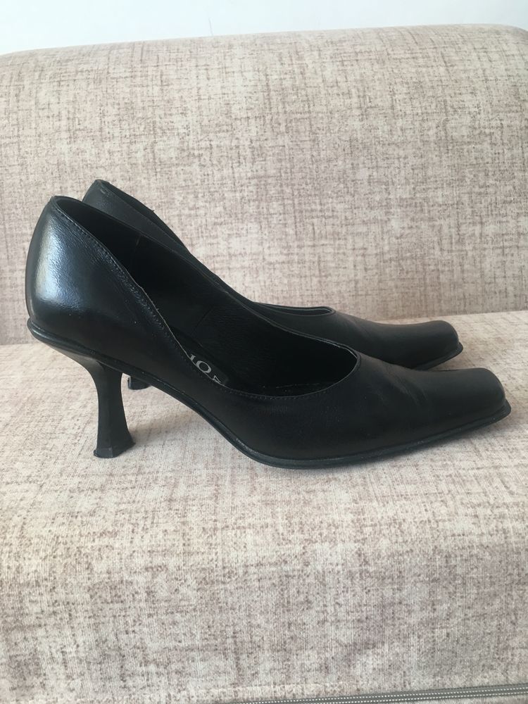 Buty damskie skórzane czarne na obcasie