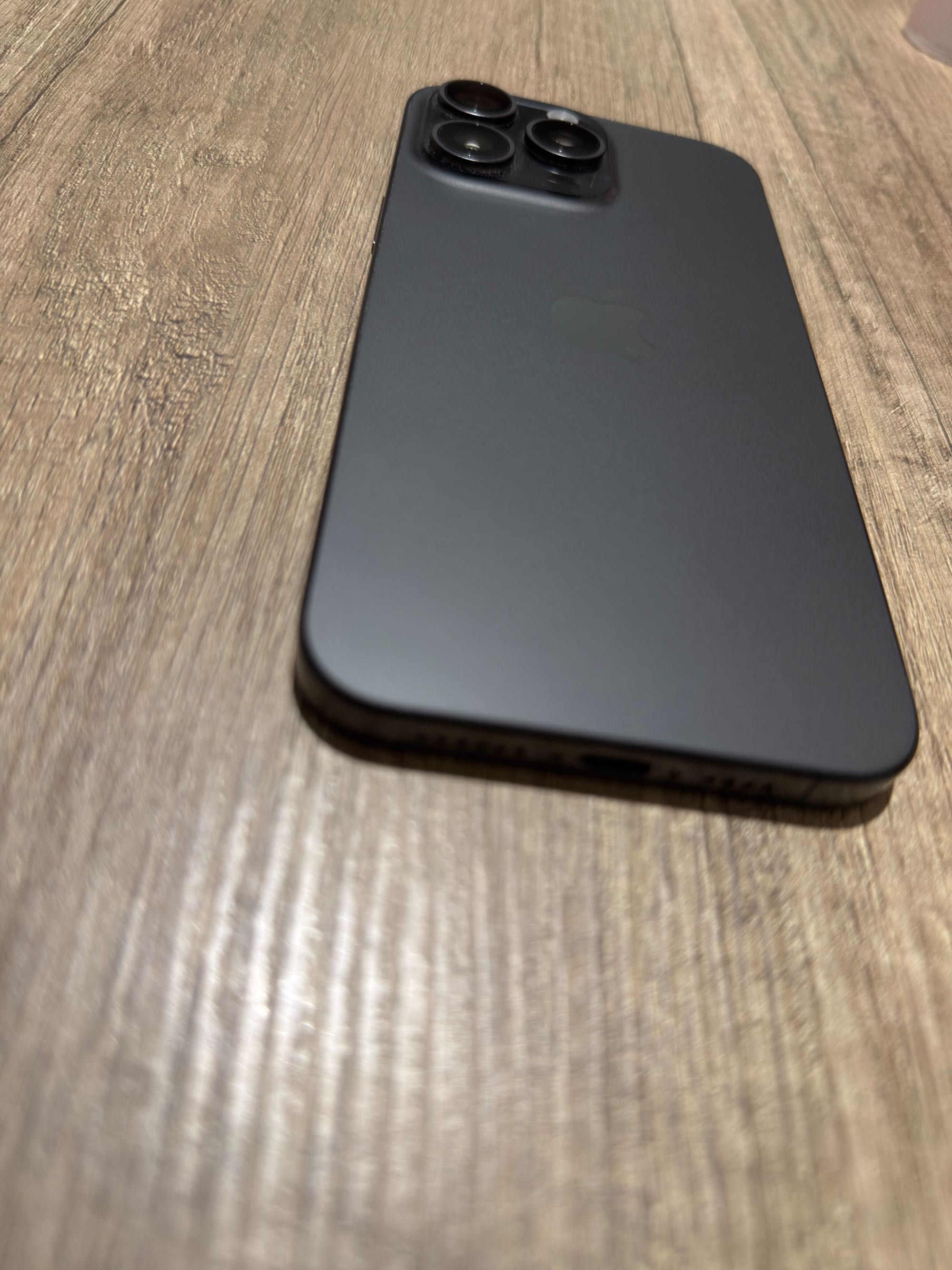 iPhone 15 Pro Max 256GB — Titânio Escuro — Como novo, com garantia