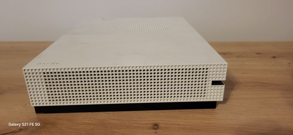 Xbox one s z padem + grami i okablowaniem