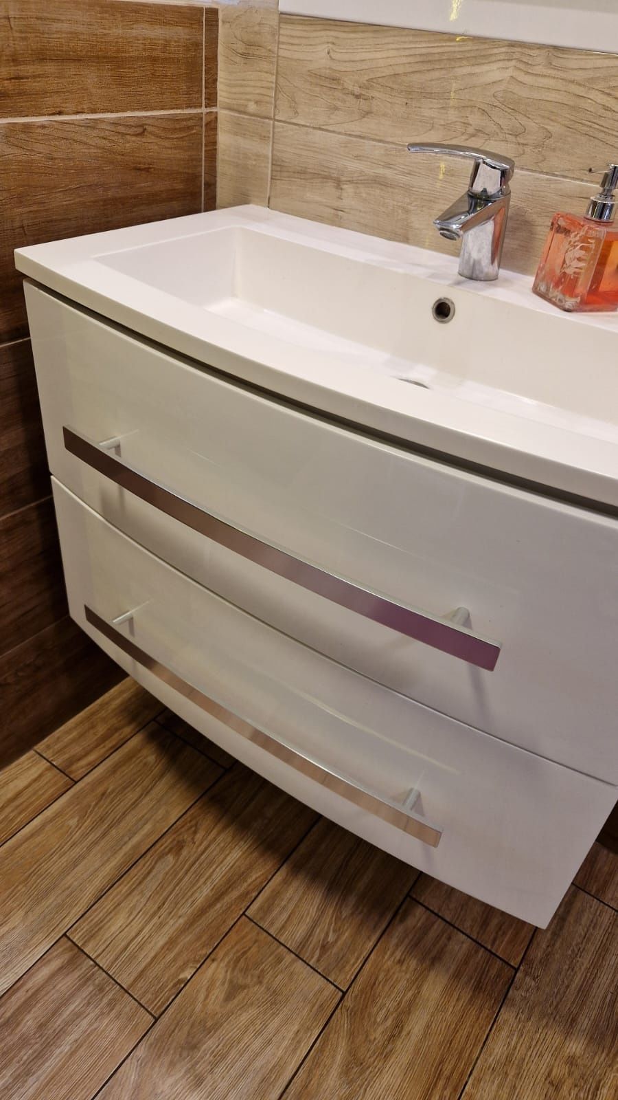Szafka z umywalką 82 cm