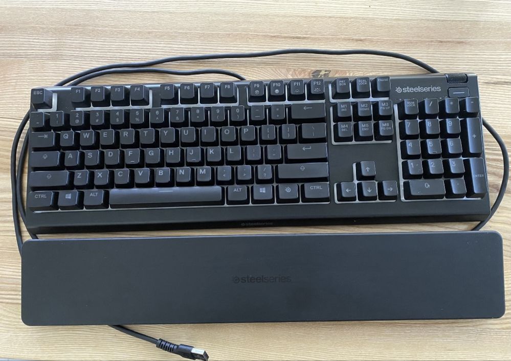 Klawiatura Steelseries APEX 3 RGB przewodowa. Podkładka pod nadgarstki