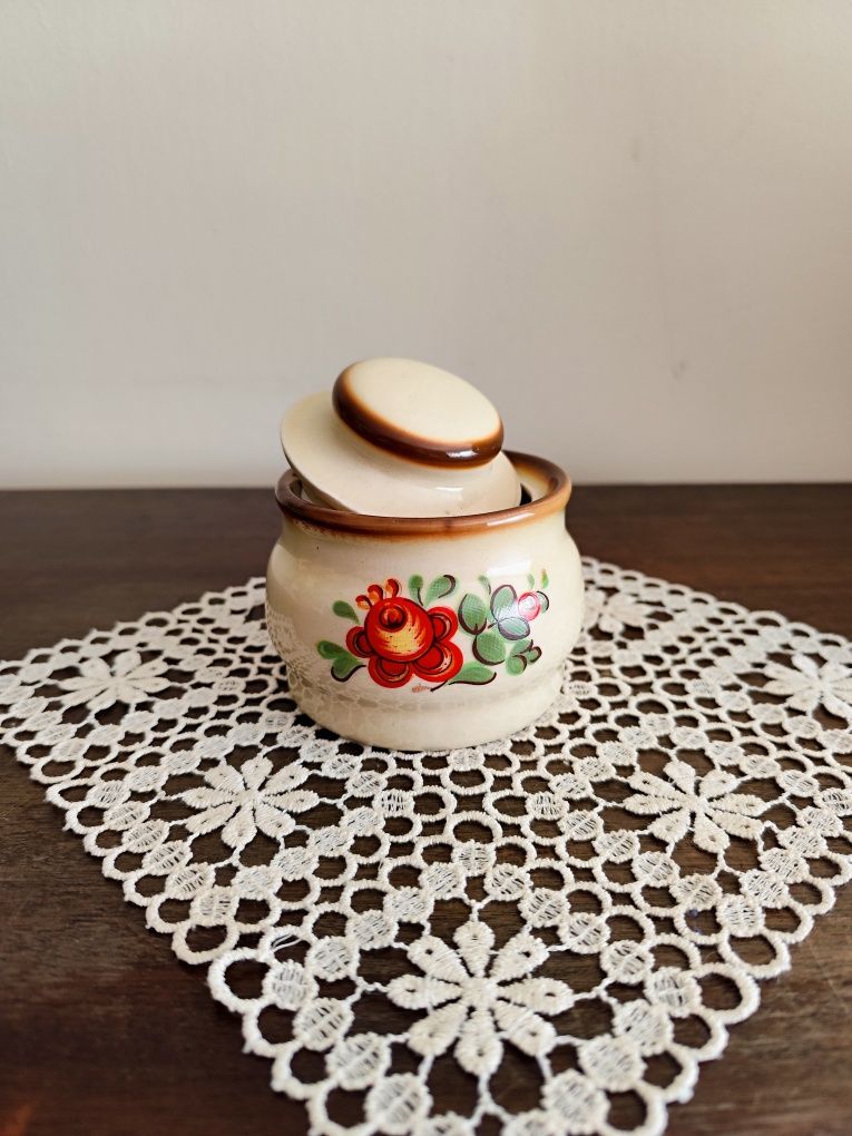 Urokliwa cukiernica z porcelitu. Tułowice made in  Poland PRL