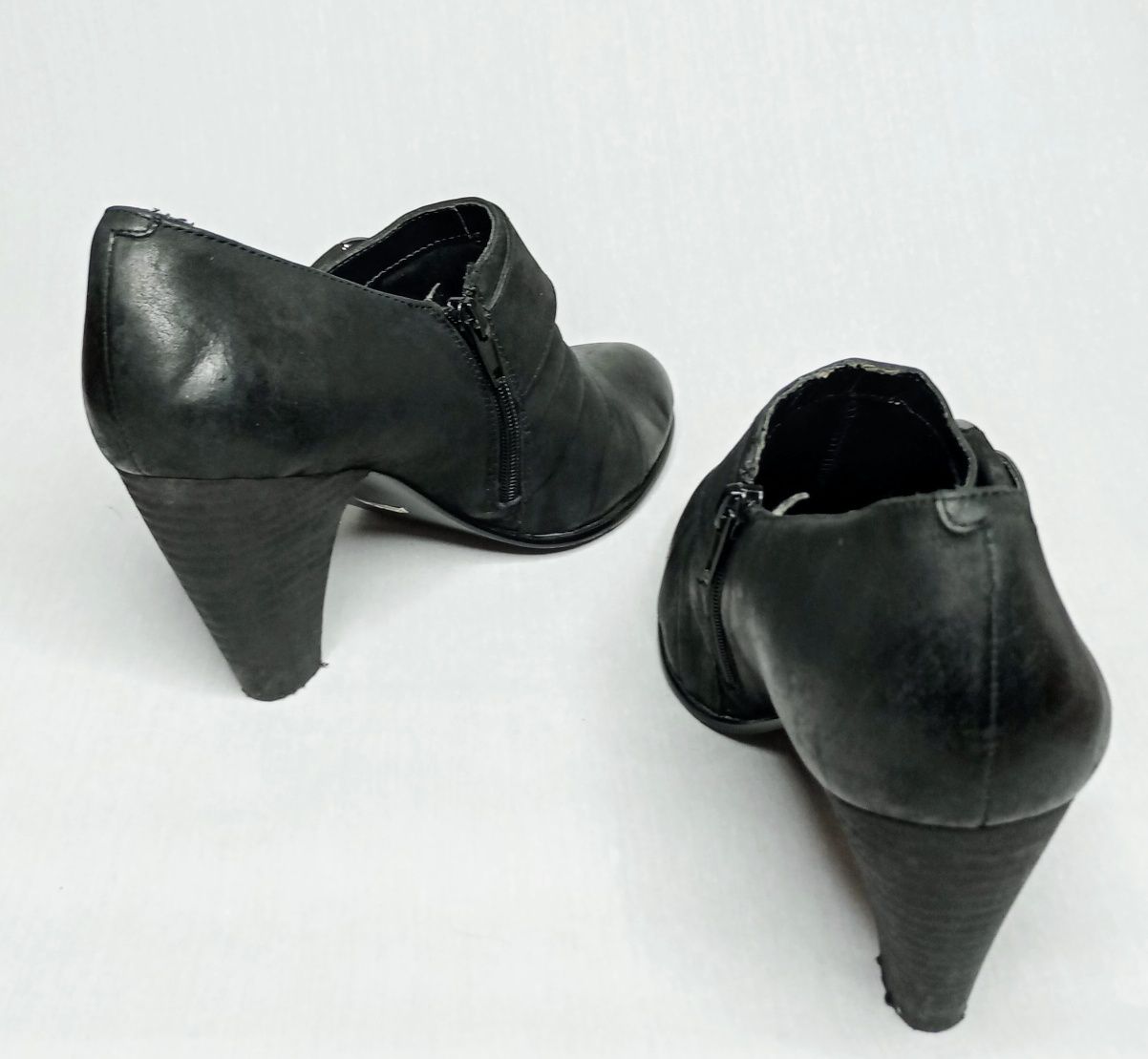 Czarneb pół-buty że skóry naturalnej