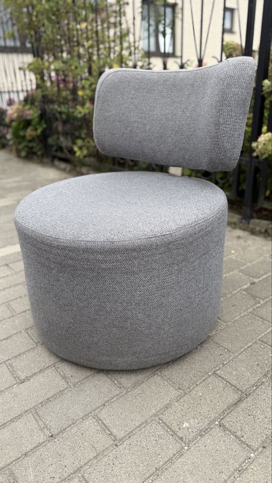 metalowe krzesła i bardzo wygodne pufy w nowej cenie.