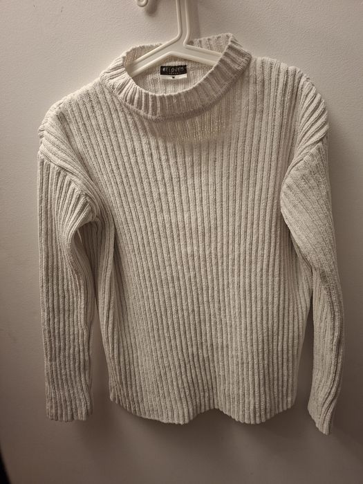 Biały sweter damski