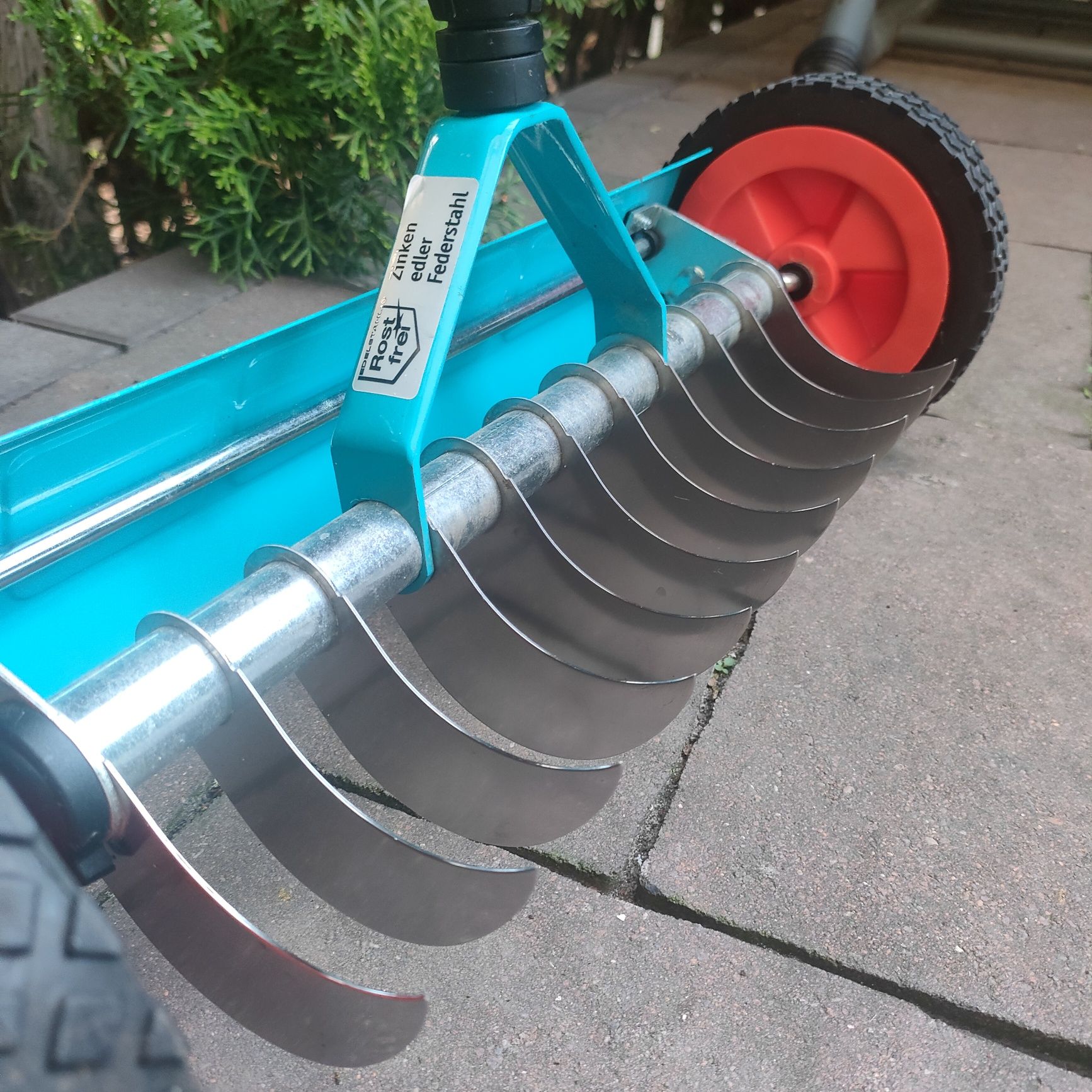 Wertykulator do trawy na kółkach Gardena z trzonkiem