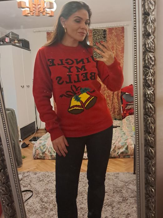 Czerwony świąteczny sweter z dzwonkami rozm. M