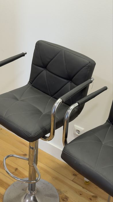 Cadeiras altas em pele cinza