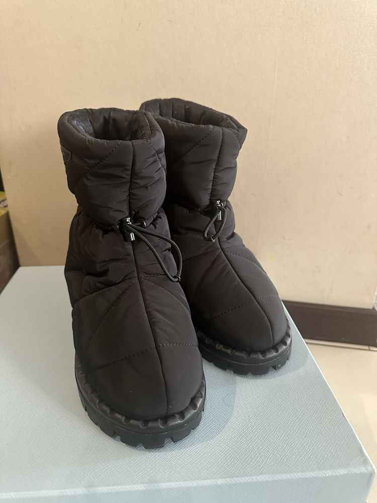 Уггі Prada.