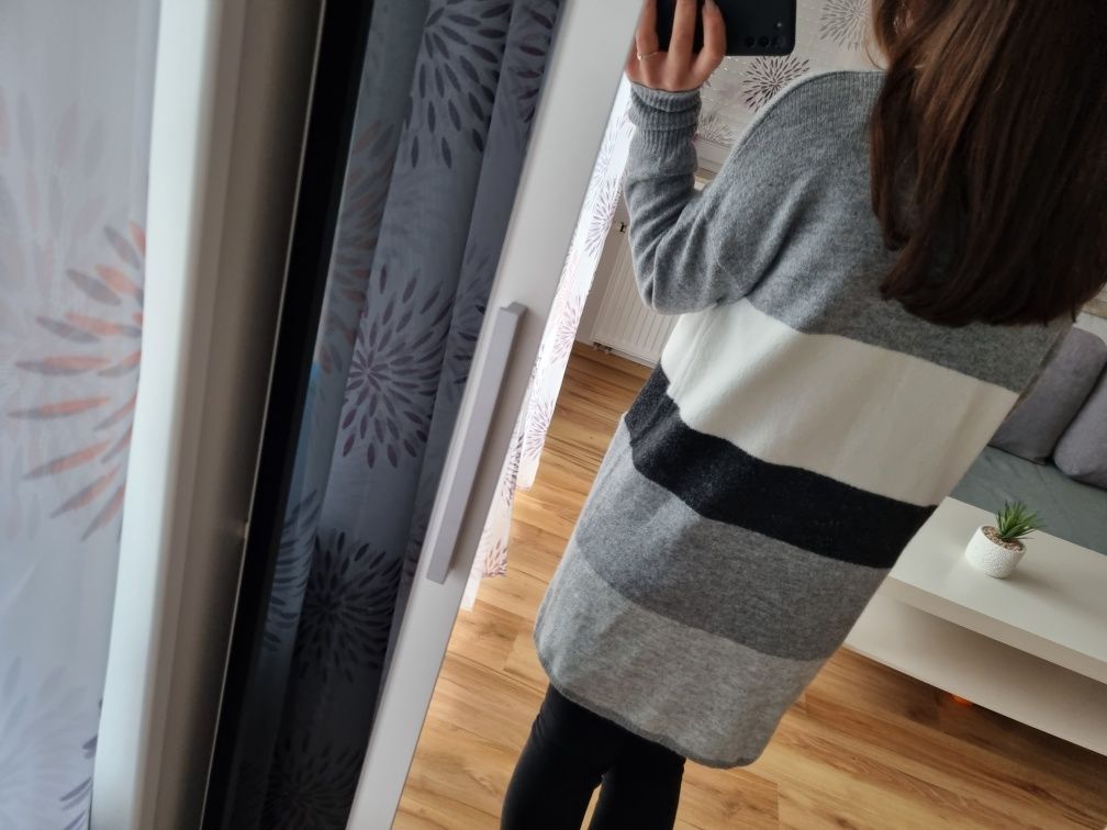 Szary długi sweterek kardigan w paski z kieszeniami r. S/M