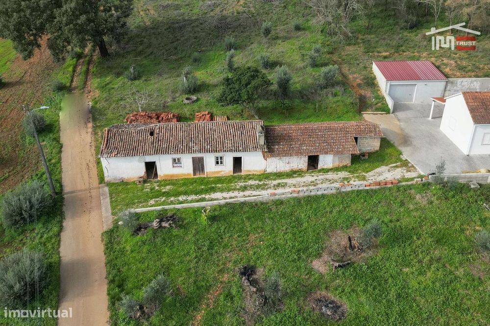 Moradia T2 térrea para restaurar com terreno em Freixianda