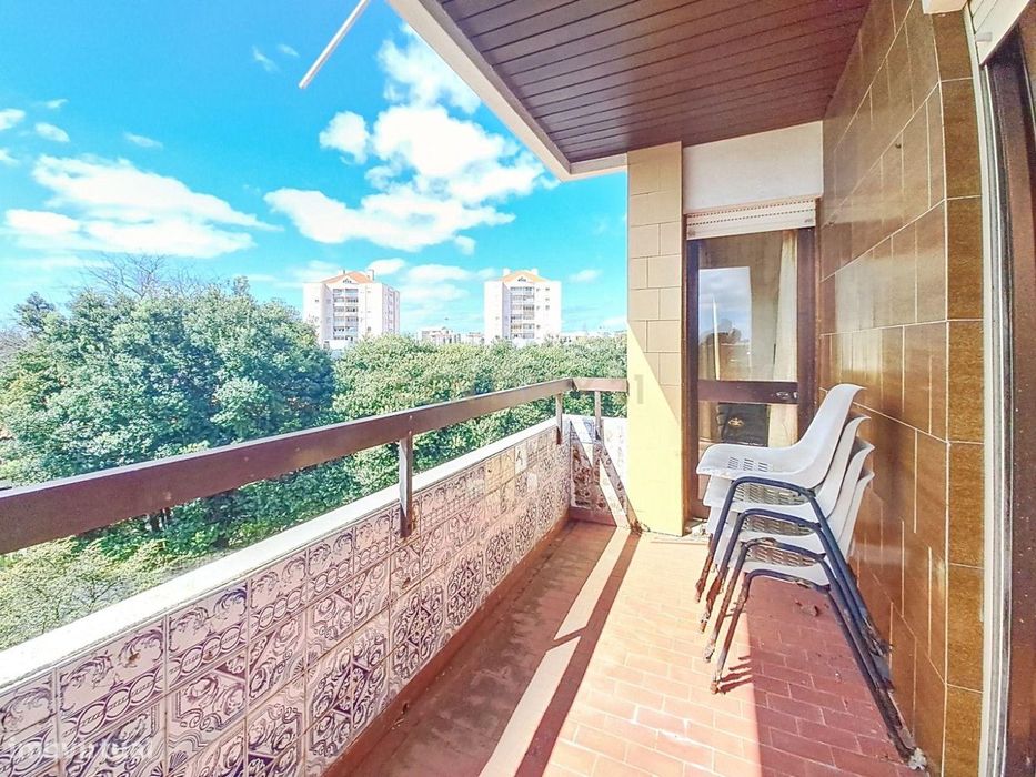 Apartamento T3 com Elevador, Garagem e 2 Varanda em Fajã de Baixo