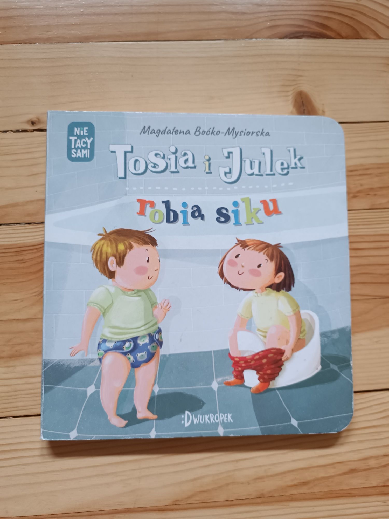 Tosia i Julek robią siku