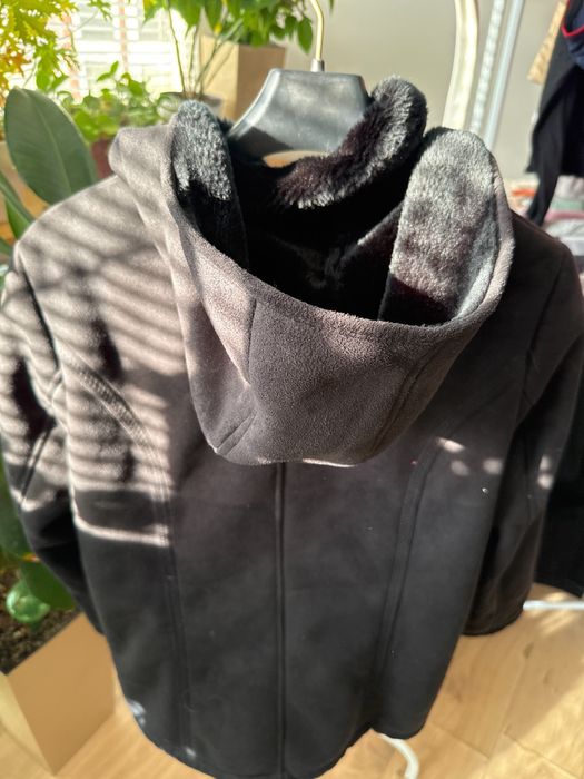 Zimowy ciepły płaszcz / kożuch damski z futerkiem i kapturem