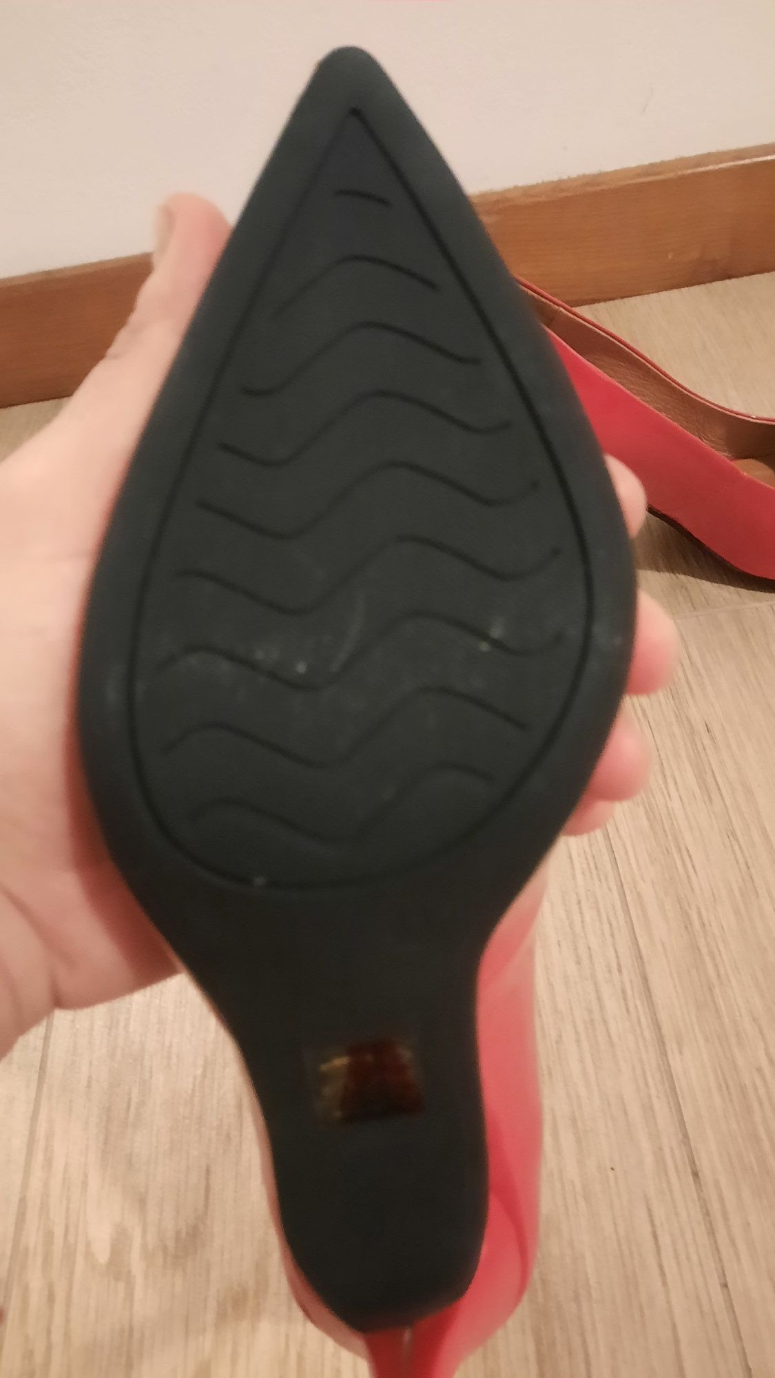 Sapatos novos vermelhos