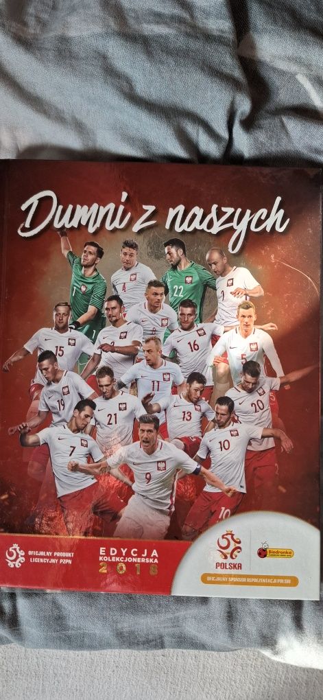 Karty z piłkarzami i książką