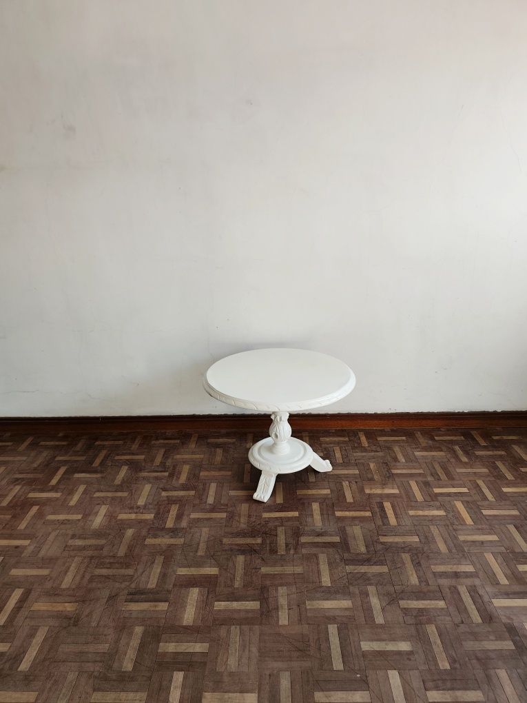 Mesa de apoio vintage restaurada em madeira maciça