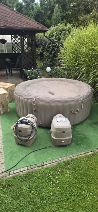 Jacuzzi Intex plus zapasowa pompa.