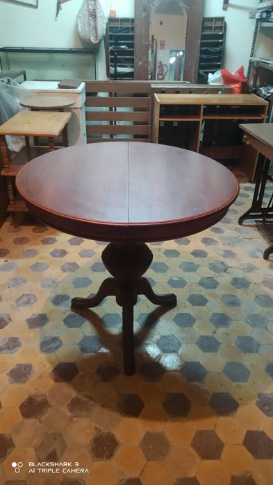 Mesa de madeira maciça com 3 cadeiras