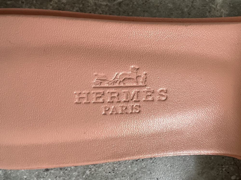 Klapki w stylu Hermes Oran
