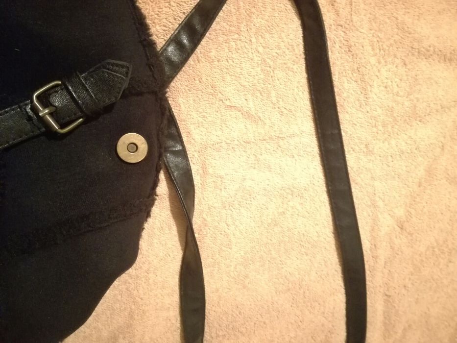 Mała czarna torebka z futerkiem listonoszka vintage atmosphere