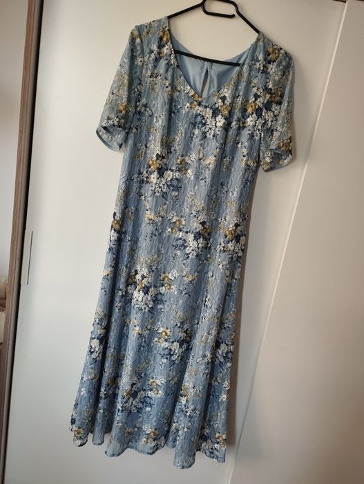 Niebieska sukienka w kwiaty MARIA MAGDALENA