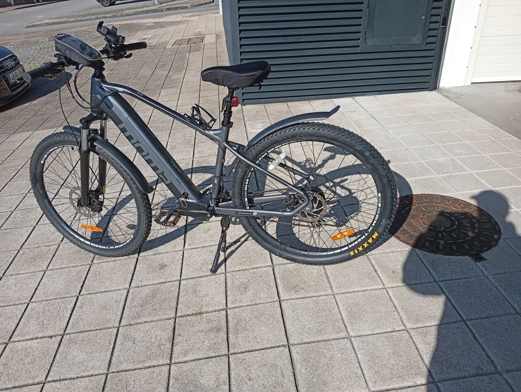 Bicicleta elétrica em bom estado de conservação.