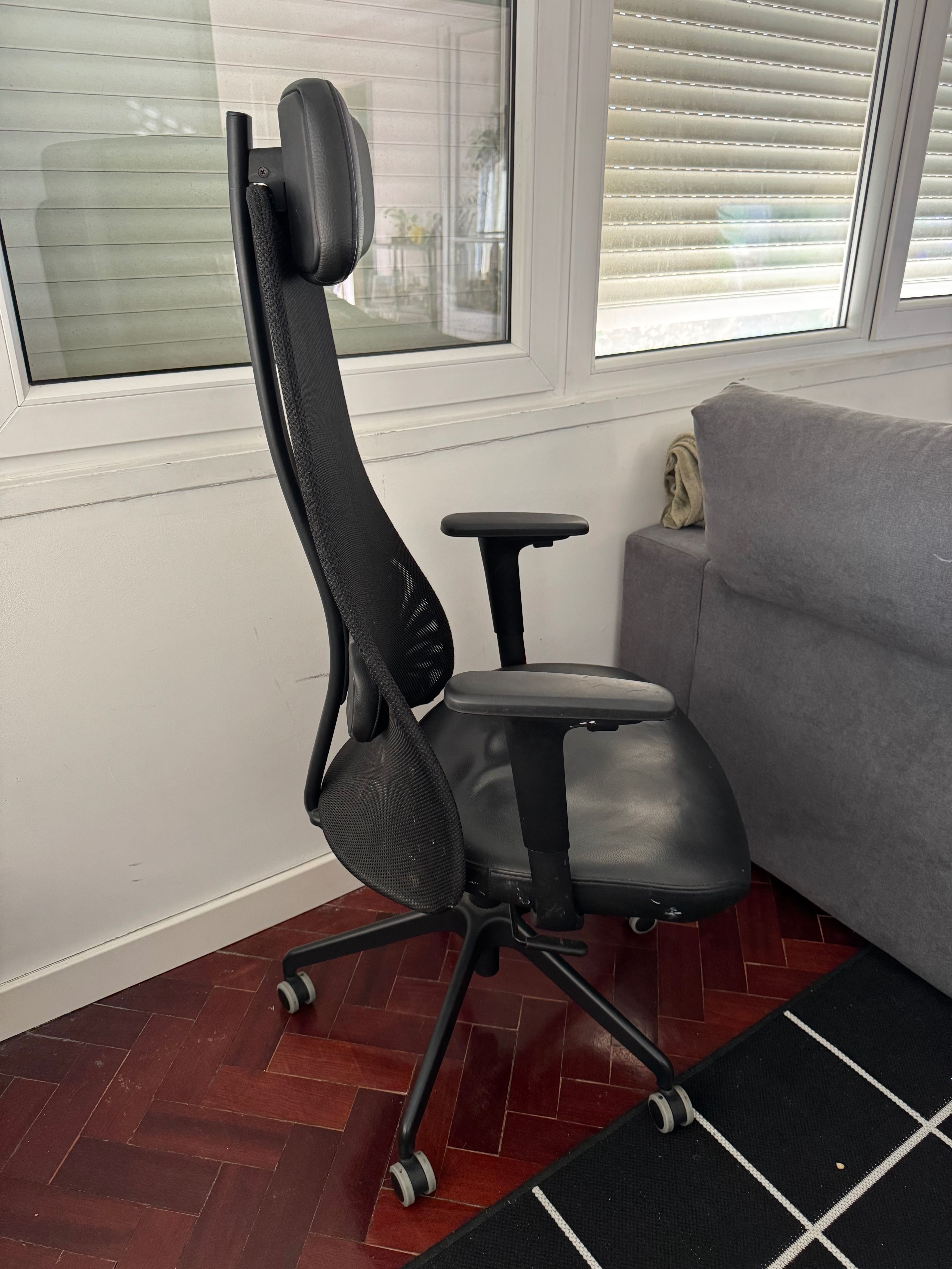 Cadeira de Escritório IKEA JÄRVFJÄLLET – preta, ergonómica e ajustável