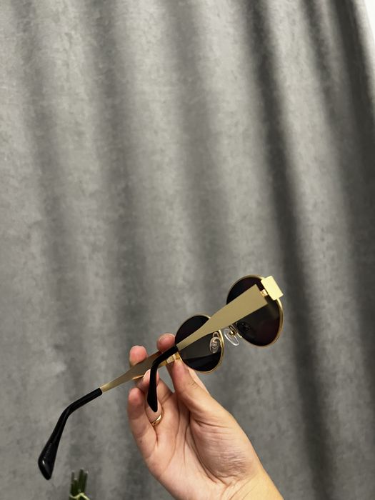Сонцезахисні окуляри з золотою оправою