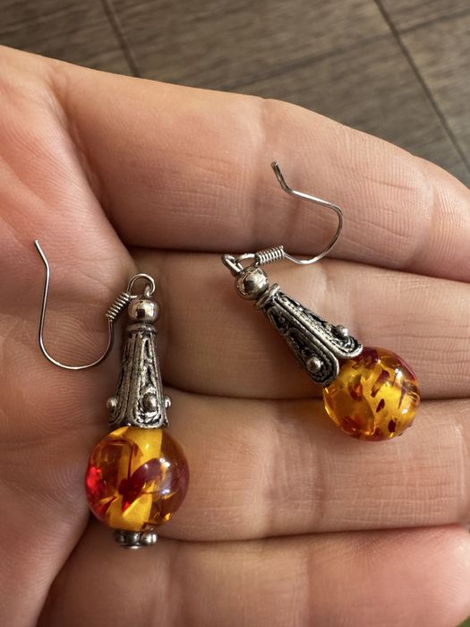 сережки-гачки зі штучними бурштиновими намистинами