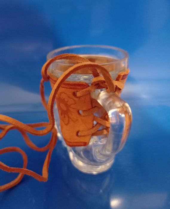 Рюмка-сувенир в натуральной коже с кожаным шнурком