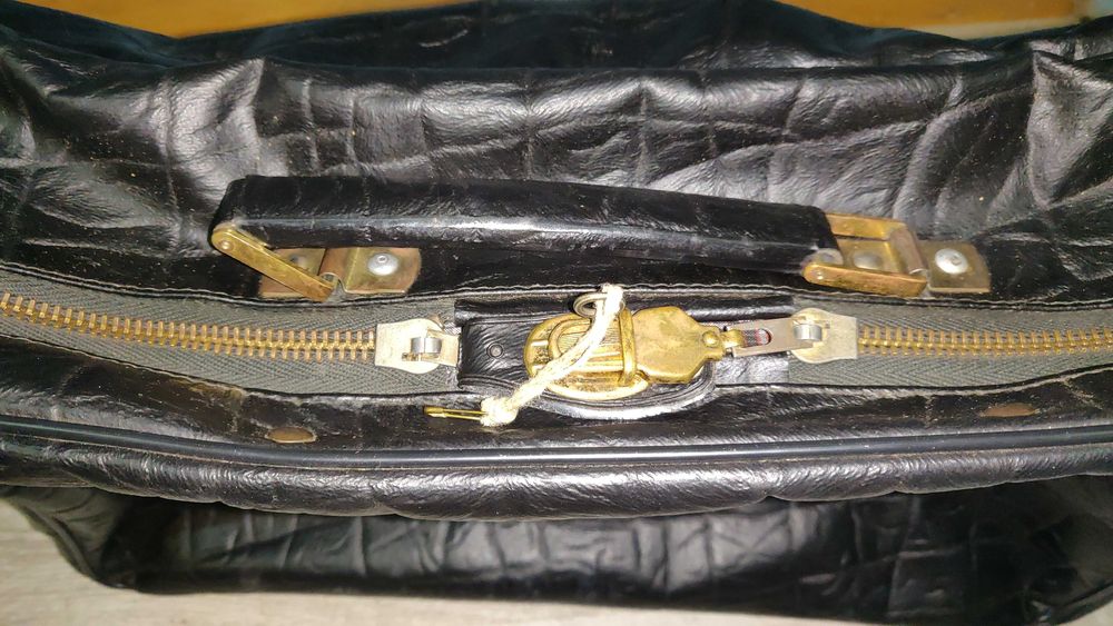 Walizka skórzana  czarna mała PRL na klucz