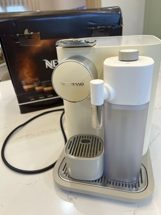 Maquina café nespresso Gran Latissima delonghi em perfeitas condições