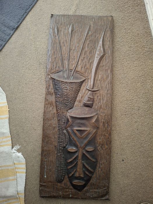 Escultura africana sobre metal cerca 28 x 77 cms