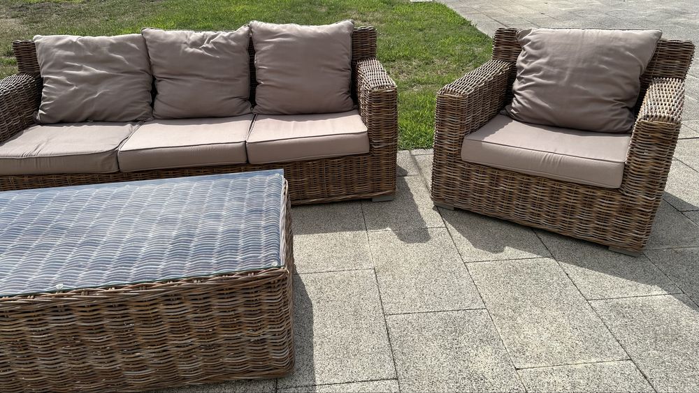 Conjunto de Jardim — Sofás + Mesa com Tampo de Vidro