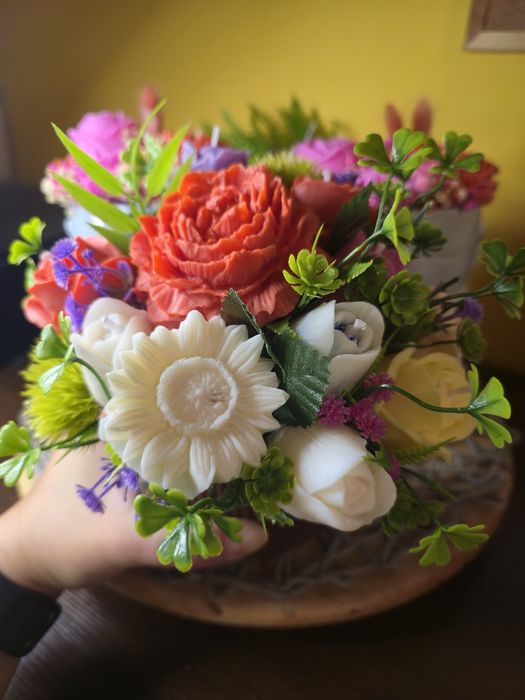 Flower box Wieczny bukiet z wosku sojowego kolorowy pachnący.
