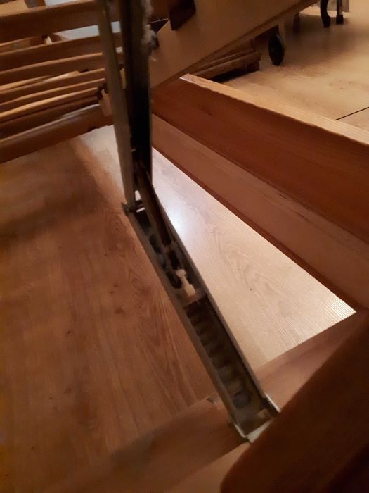 łóżko drewniane pojedyncze z podnoszonymi elementami