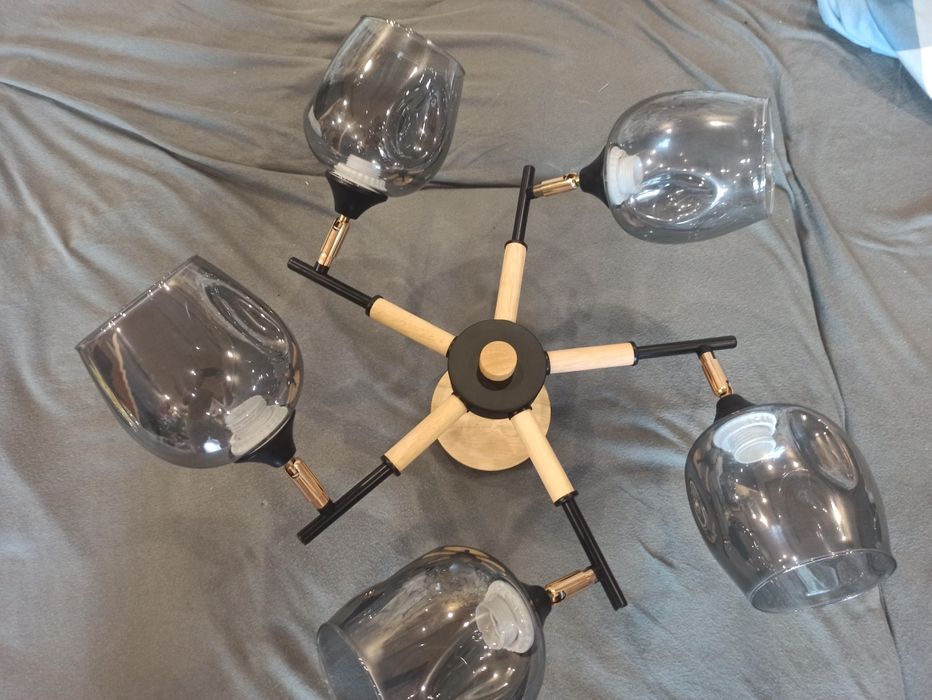 Потолочная люстра в подарок 5 новых  лампочек